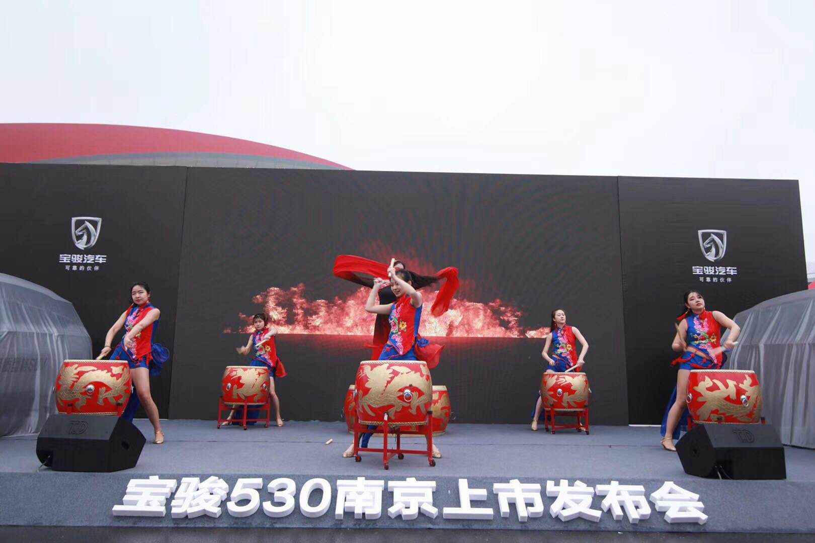 宝骏530南京震撼上市 千人交车盛况来袭