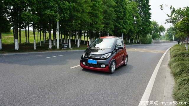 全城e起520 众泰E200电靓青春向城市示爱