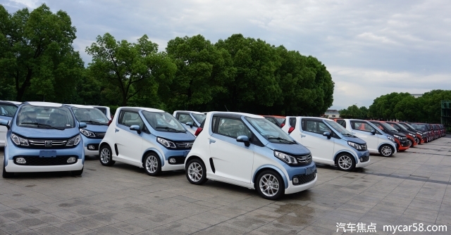 全城e起520 众泰E200电靓青春向城市示爱