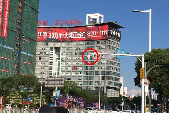东城万达加装高清探头 自动抓拍违章停车