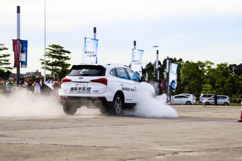 【超级SUV】瑞风S7爆胎不失控 引爆佛山