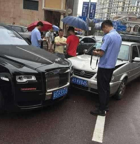 广东捷达车主撞上劳斯莱斯！维修费用让车主当场吓得坐在地上！