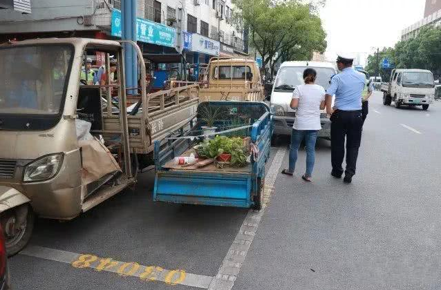 非机动车咋都挤上了机动车道？车主：我们是被迫的，他们都有份！