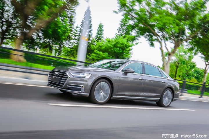 科技豪华完美融合 体验“灯厂”旗舰全新奥迪A8L