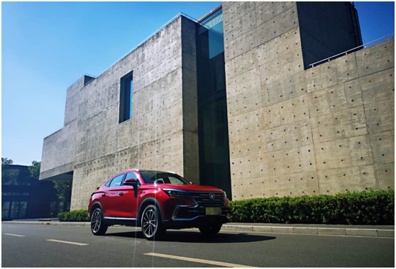 首款轿跑SUV——长安CS85 溜背式设计很亮眼