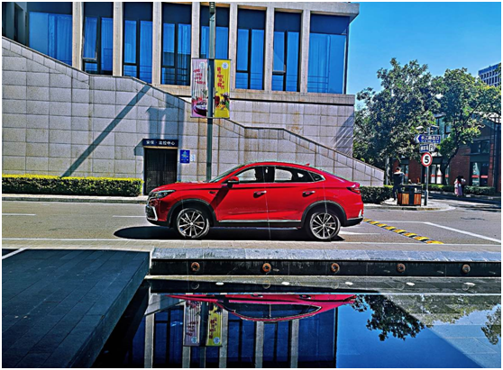 首款轿跑SUV——长安CS85 溜背式设计很亮眼