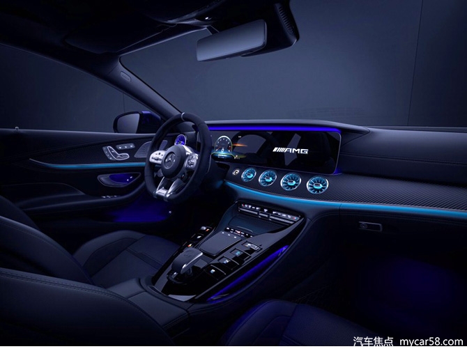 4.全新梅赛德斯-AMG GT四门跑车集迷人设计_____非凡驾驭体验和极高的舒适_____于___身，将缔造同级车型的全新标杆