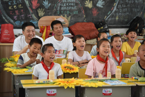 哈弗SUV携手芒果V基金投身公益 “快乐课桌”走进校园