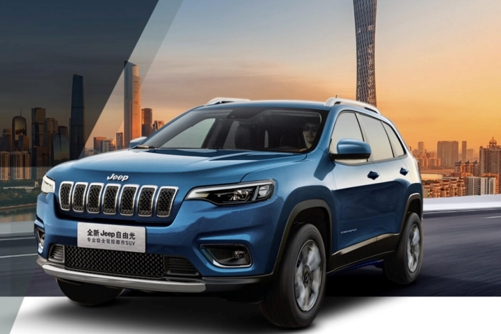 新款jeep自由光正式上市，配置有所提升，带枪灰色17寸轮毂