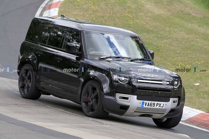 新路虎卫士V8版谍照曝光 熏黑造型武装到牙齿