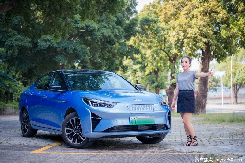 颜值在线空间越级，美女体验江淮iC5