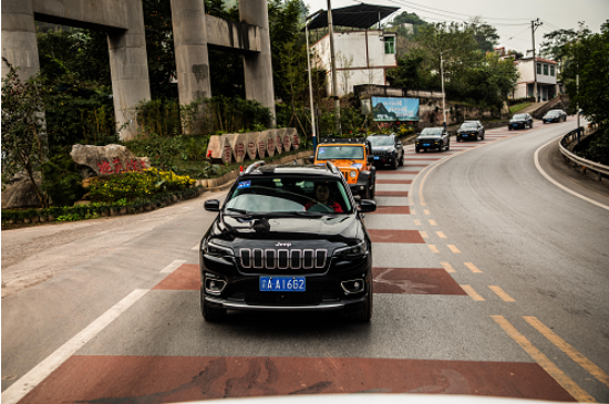 Jeep探享聚乐部经销商授牌 诠释“车+生活+社交”新理念