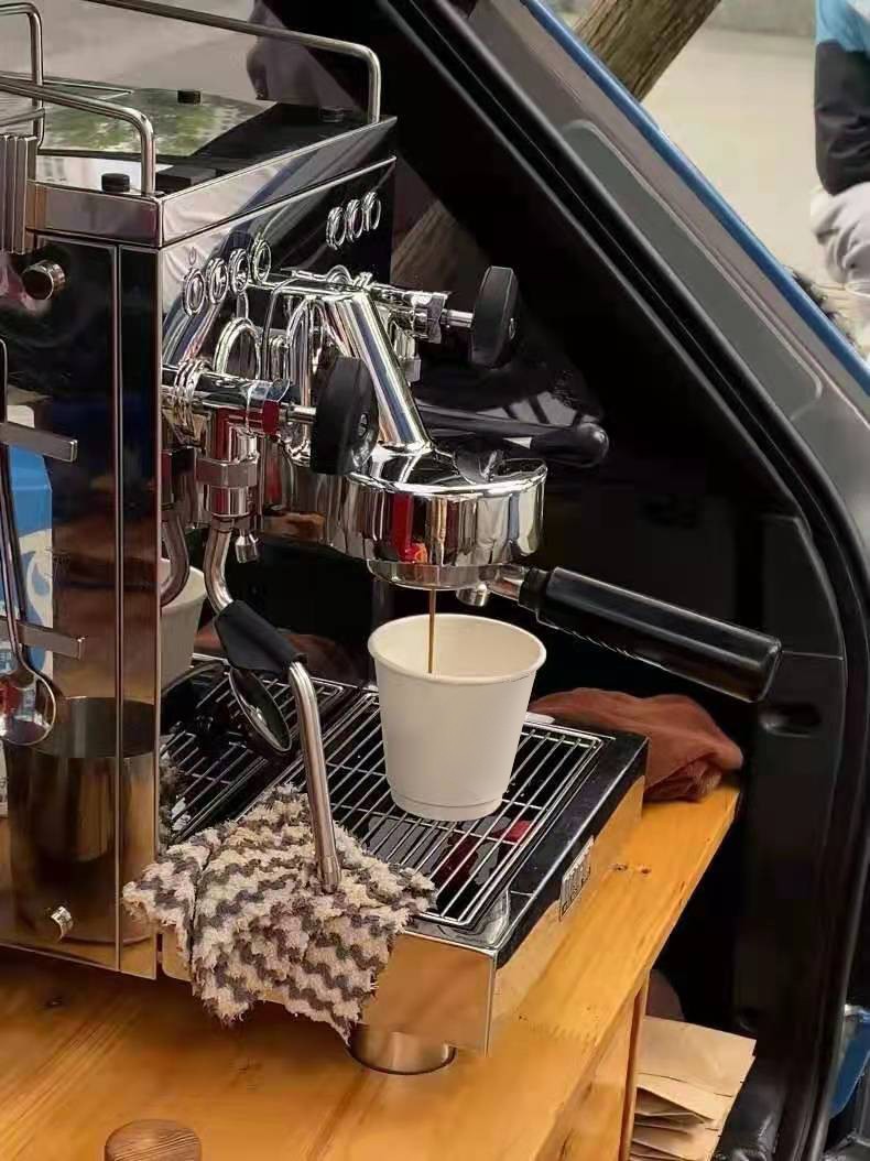 城市漫游记:云度π3后备箱变身移动咖啡店