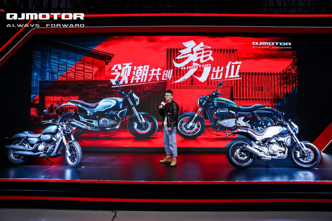 闪300S、逸550联袂上市，QJMOTOR百位摩友骑行游山城