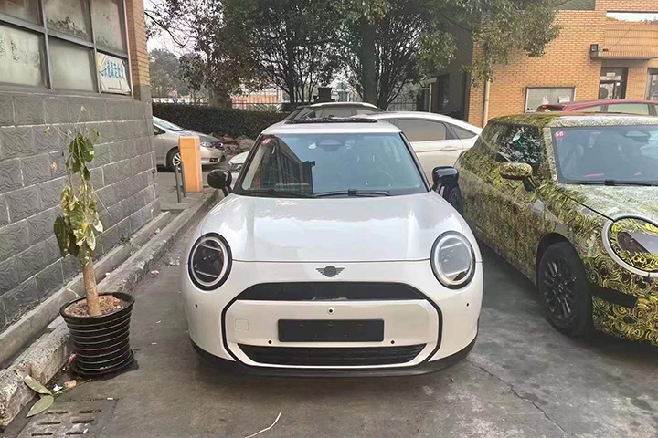 取消仪表盘，配圆形中控屏，MINI电动版谍照曝光