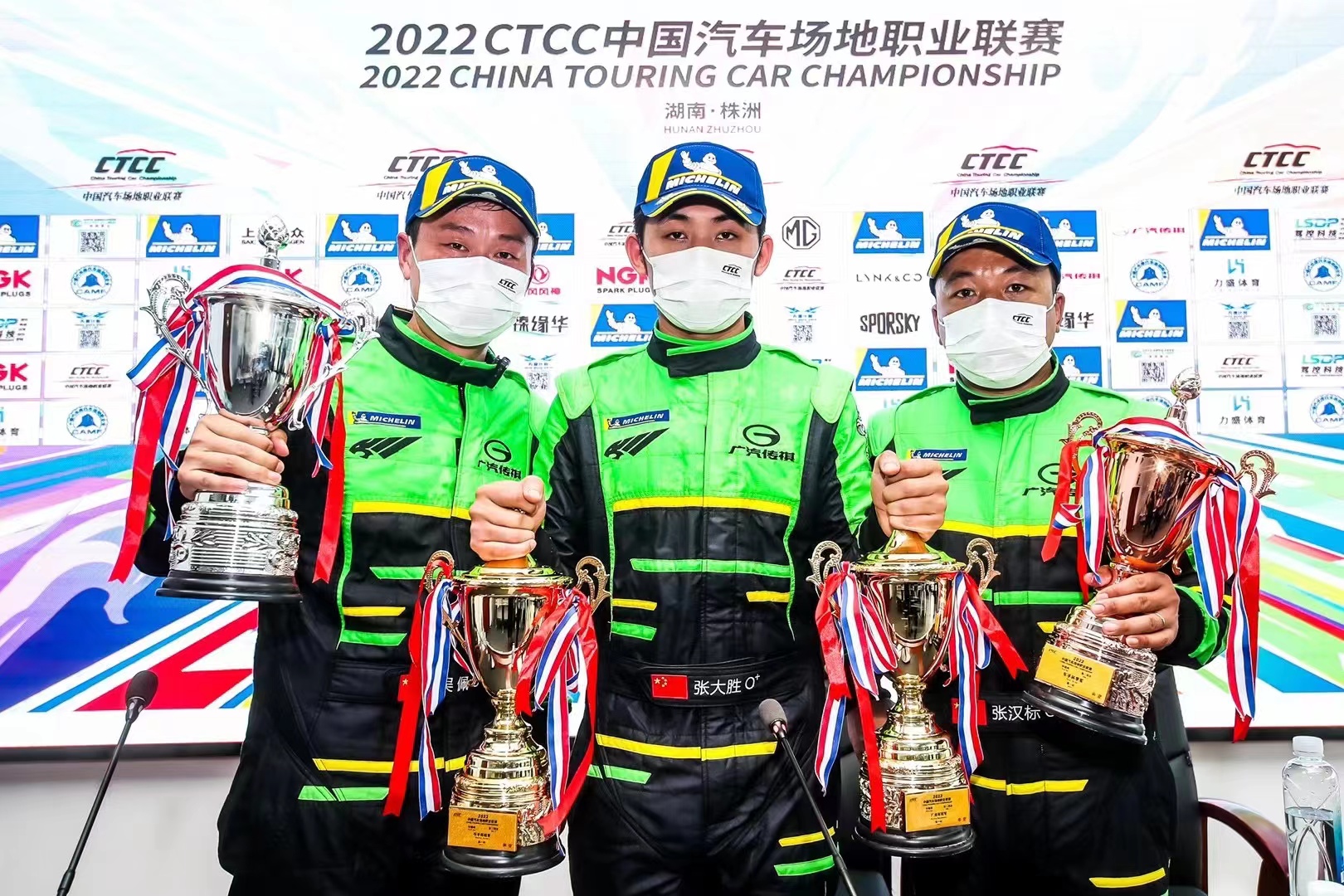 可载物也可坐人，江西五十铃翼放双排轻卡太实用了