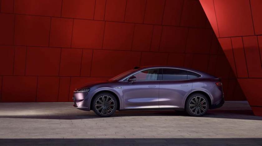 余承东称智界R7领先新Model Y，“一成不变”终难赢下国内车市