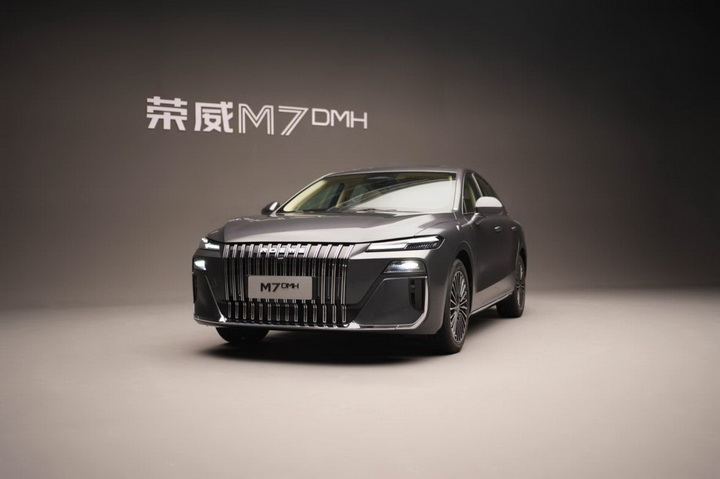 续航焦虑终结者！荣威M7 DMH实测：2143km超长续航+2L级油耗 通勤长途全hold住