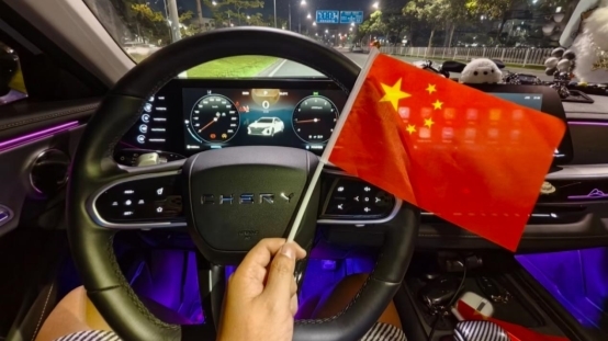 国庆自驾“卷”不动人山人海？这台移动头等舱让我躺赢了！