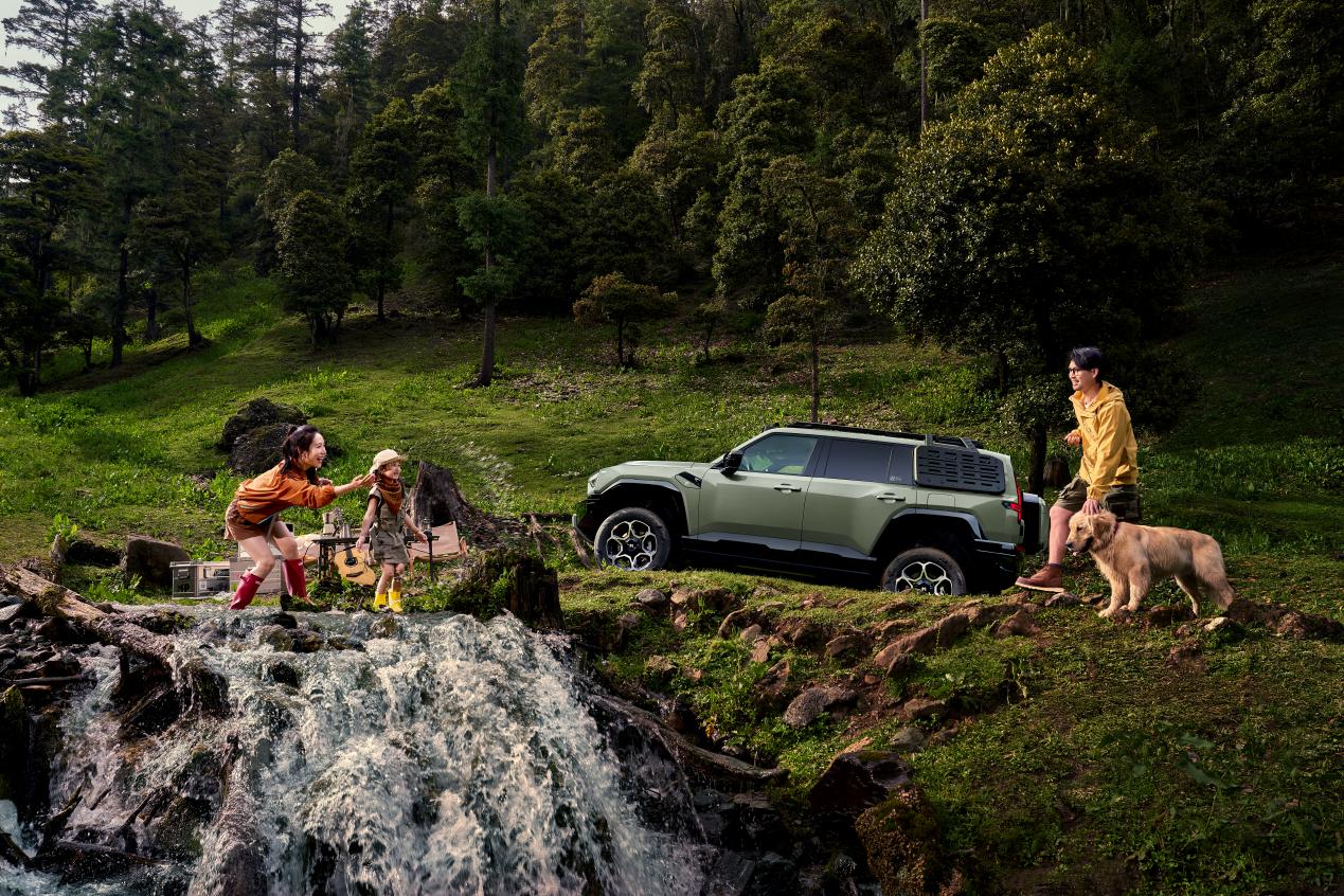 猛士M817能闯山野,更藏着让长辈坐得舒服的“小心思”