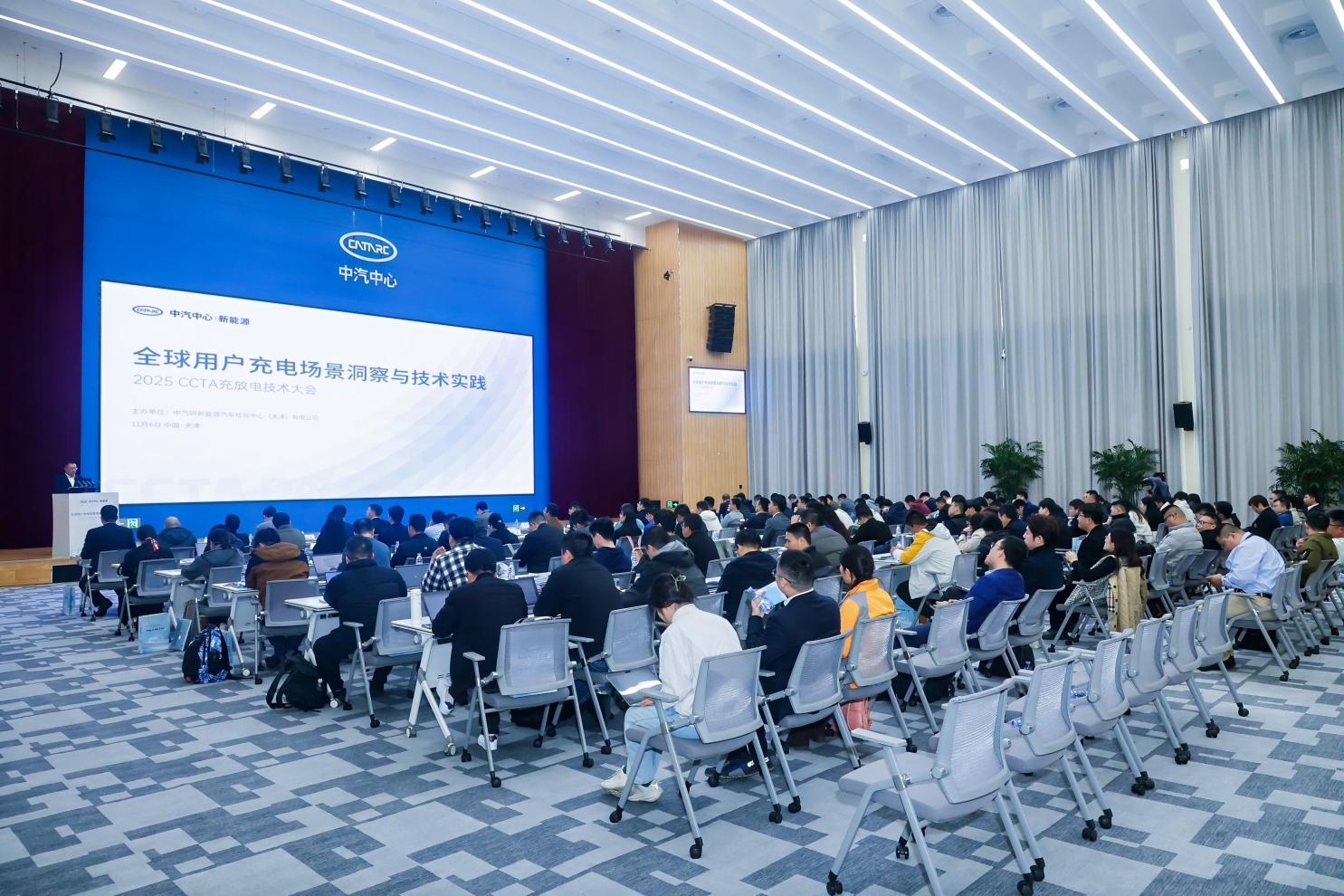 智绘点亮绿色征程，东风商用车2025中国国际商用车展重磅开启 