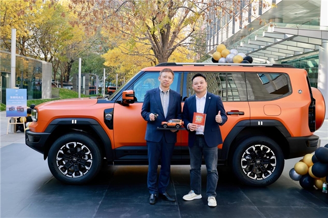 纵横G700 001号车主正式交付，携手探索者张朝阳，共赴豪华越野新境