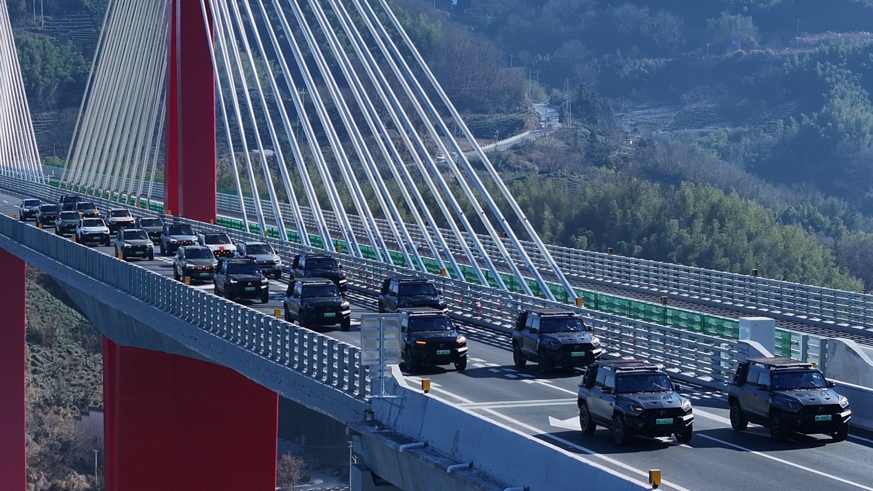 首批穿越！猛士车队自驾和襄新高速，大别山露营自驾直接“爽感拉满”