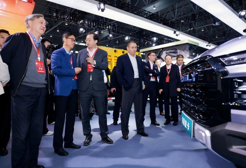 猛士M817携“小猛”打卡武汉地标，硬核科技圈粉江城