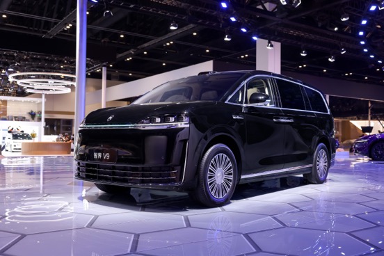 五界同台亮相北京车展，鸿蒙智行开启智慧出行新篇章