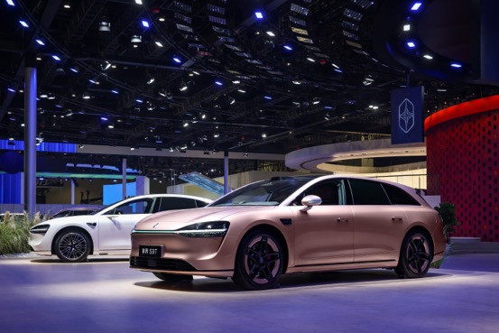 五界同台亮相北京车展，鸿蒙智行开启智慧出行新篇章