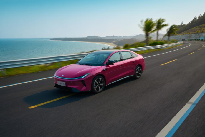 纠结纯电家轿怎么选？看完6.48万元起的极狐S3再下单