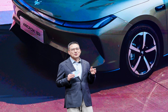 纠结纯电家轿怎么选？看完6.48万元起的极狐S3再下单