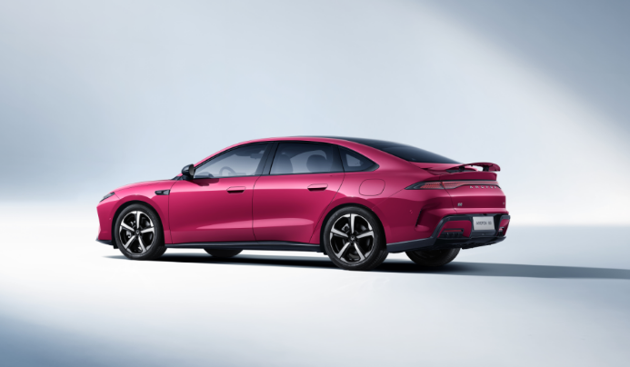 纠结纯电家轿怎么选？看完6.48万元起的极狐S3再下单