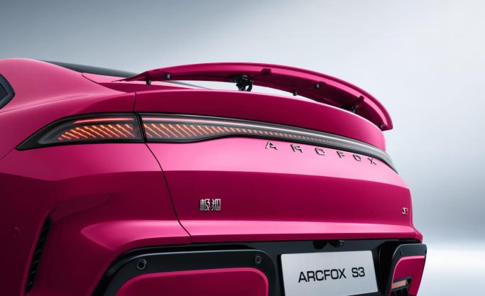 纠结纯电家轿怎么选？看完6.48万元起的极狐S3再下单