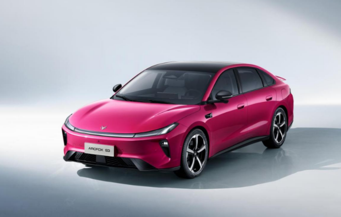 纠结纯电家轿怎么选？看完6.48万元起的极狐S3再下单