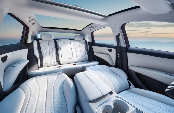 纠结纯电家轿怎么选？看完6.48万元起的极狐S3再下单