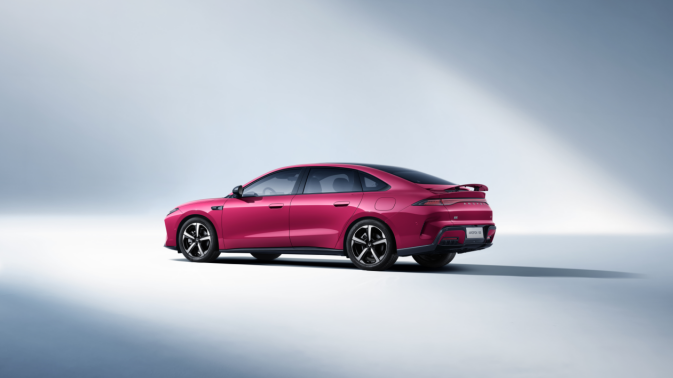 纠结纯电家轿怎么选？看完6.48万元起的极狐S3再下单