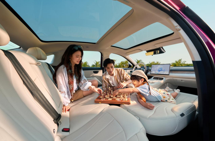 纠结纯电家轿怎么选？看完6.48万元起的极狐S3再下单