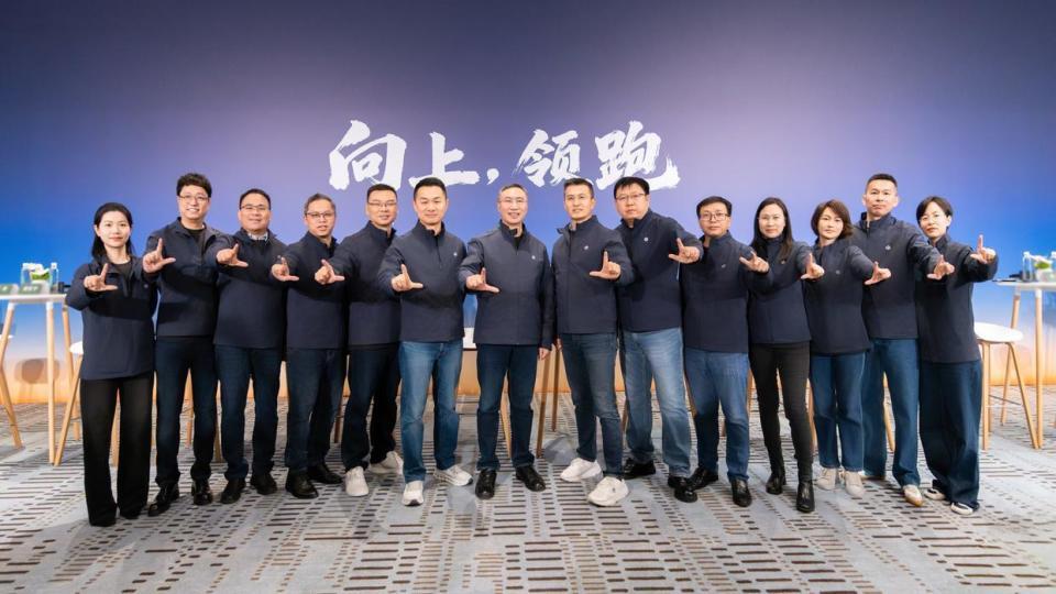年轻人第一台性能座驾？凌云曜夜版操控准、动力猛，还有六重礼